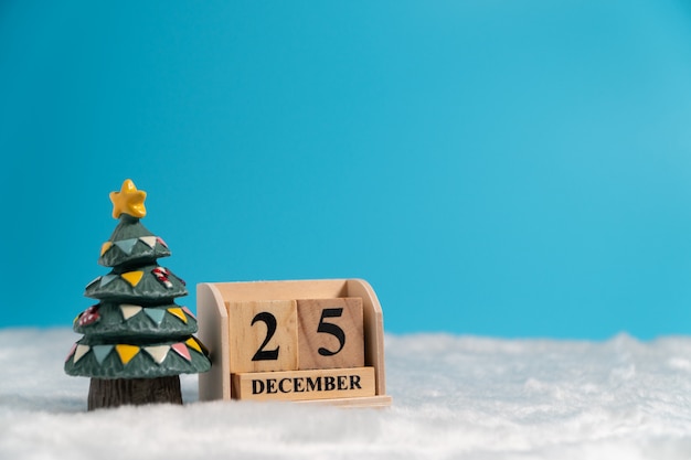 Foto Árbol de navidad al lado del calendario de bloques de madera establecido el día de navidad