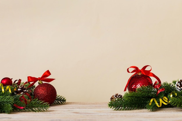 Árbol de Navidad de Año Nuevo juguete ramas de un árbol de Navidad decoraciones de Año Nuevo sobre un fondo de color