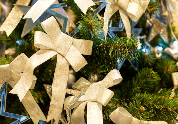 Árbol de Navidad con arcos brillantes.