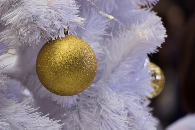 Árbol de Navidad blanco decorado con fuego y bolas coloridas