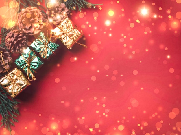 Árbol de Navidad y bolas de caja de regalo Guirnaldas bokeh en el bloque de cubo de fondo dorado rojo borroso para contener el propósito de desarrollar ideas para el festival de celebración feliz del nuevo año 2024