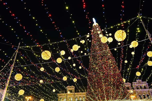 El árbol de Navidad brilla en la plaza de la ciudad Iluminación nocturna