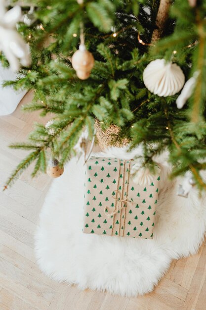 árbol de Navidad con una caja de regalos en la mesa