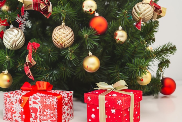 árbol de Navidad con caja de regalos