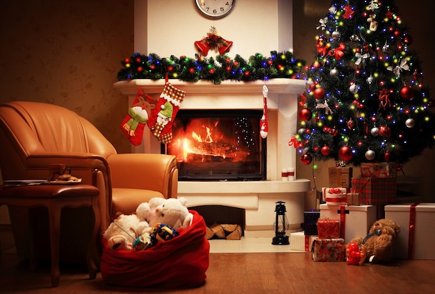 Árbol de Navidad y cajas de regalo de Navidad en el interior con chimenea.