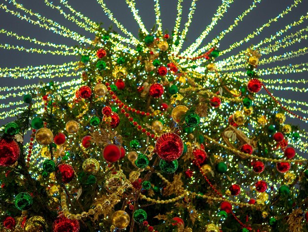 Foto Árbol de navidad en la calle por la noche