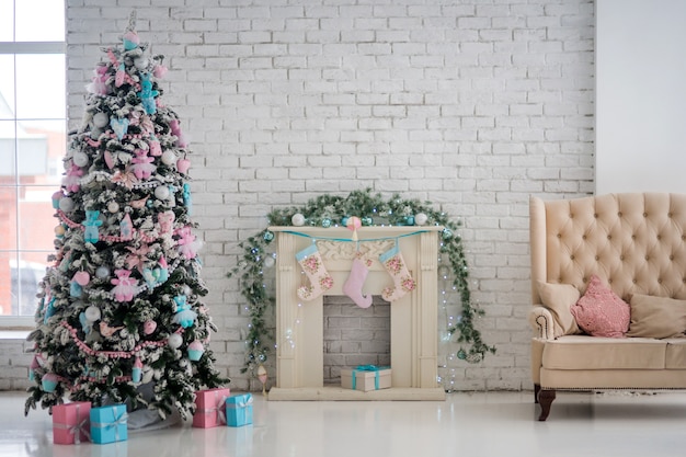 Árbol de Navidad y chimenea en tonos claros.