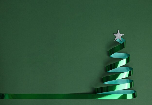 Foto Árbol de navidad de cinta de embalaje sobre un fondo verde