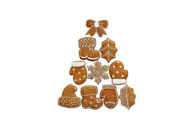 Árbol de Navidad compuesto de galletas de jengibre sobre un fondo blanco.