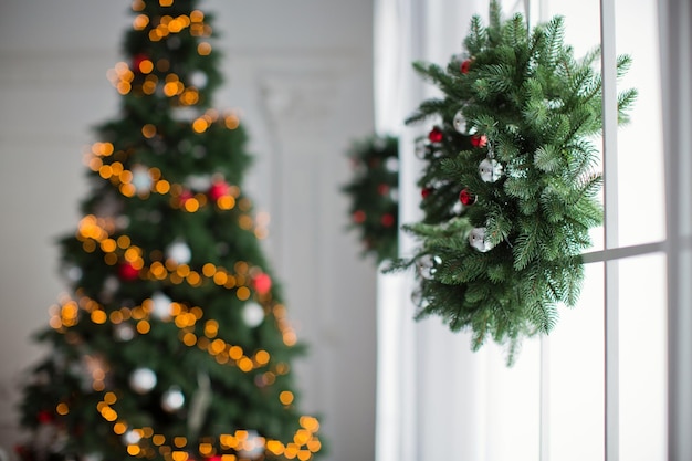 árbol de navidad y corona