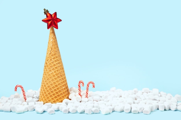 Foto Árbol de navidad creativo hecho de cono de waffle de helado.