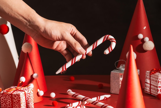 Árbol de Navidad creativo hecho de papel sobre fondo rojo.