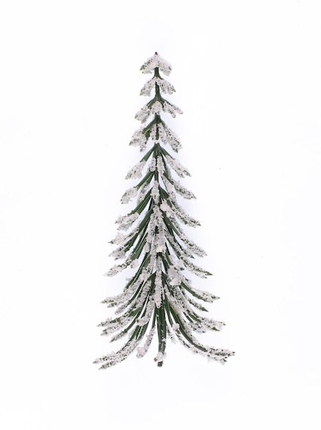 Un árbol de Navidad cubierto de nieve sobre un fondo blanco