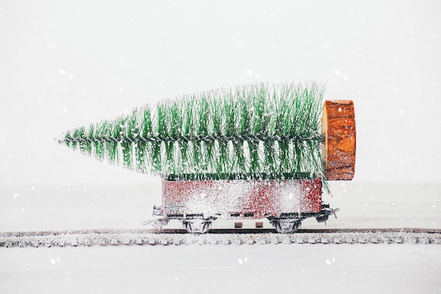 Foto Árbol de navidad cubierto de nieve en un vagón.