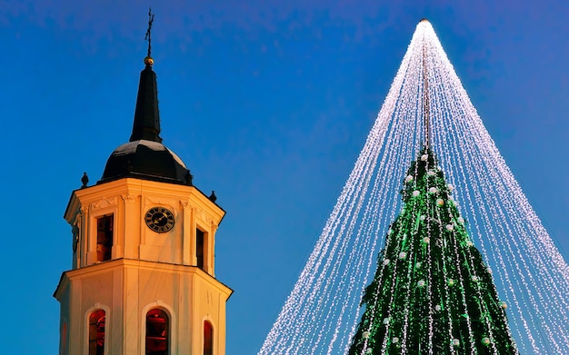 Árbol de Navidad con decoración y campanario en la Plaza de la Catedral, Vilnius, Lituania. Invierno. Feria callejera y festiva en la ciudad europea Decoración de Adviento con artículos artesanales en el bazar