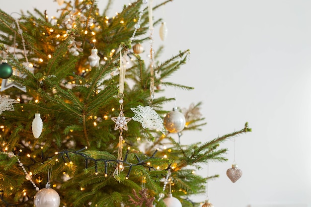 Árbol de navidad con decoración de cerca