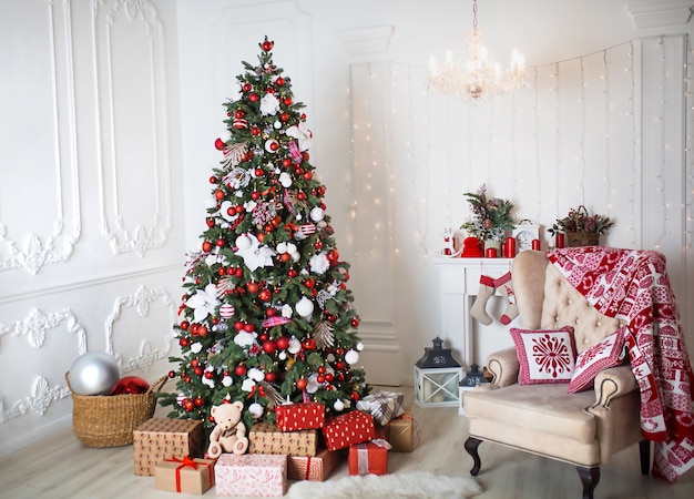 Árbol de Navidad con decoración en rojo y blanco.