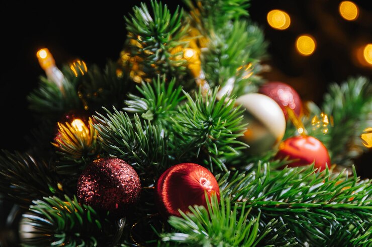 Árbol de Navidad con decoraciones con fondo bokeh Foco selectivo