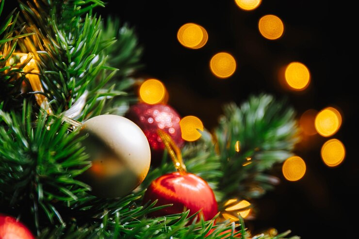 Árbol de Navidad con decoraciones con fondo bokeh Foco selectivo