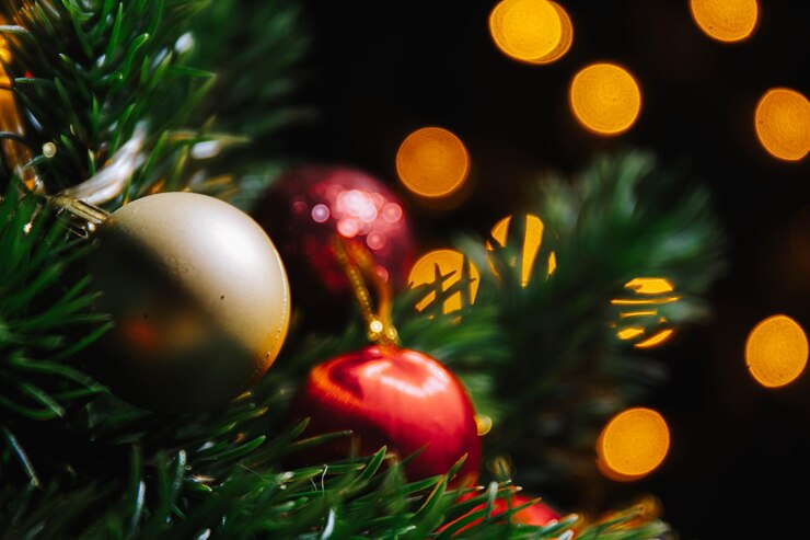 Árbol de Navidad con decoraciones con fondo bokeh Foco selectivo