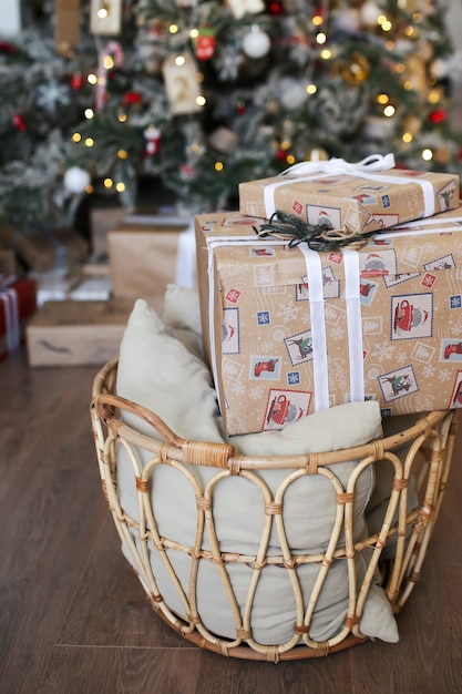 Foto Árbol de navidad decorado con adornos navideños y regalos.