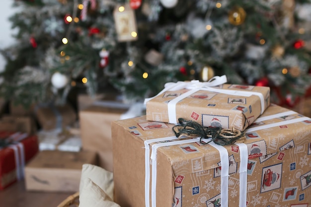 Foto Árbol de navidad decorado con adornos navideños y regalos.