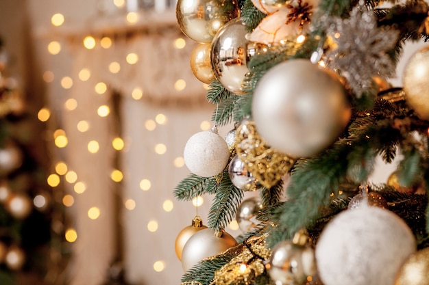 Árbol de Navidad decorado en borrosa, brillante