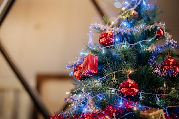 Foto Árbol de navidad decorado con cajas de regalo y luces.