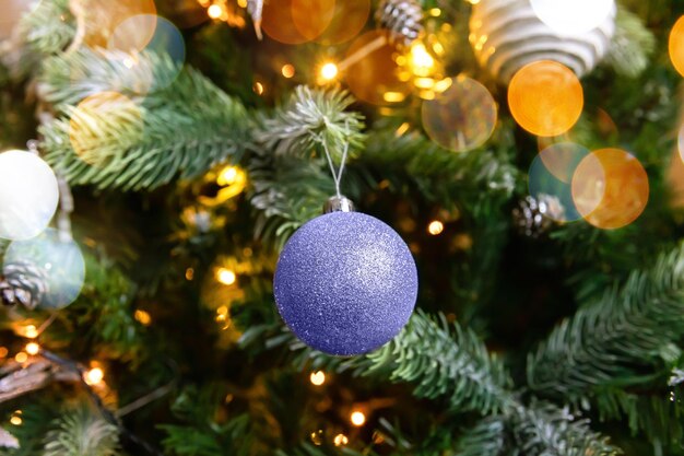 Arbol de navidad decorado clasico con adornos bola coloreada en color de moda del año muy peri ...