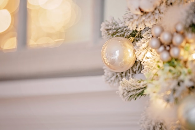 árbol de Navidad decorado festivamente