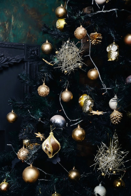 Árbol de Navidad decorado con juguetes de abeto