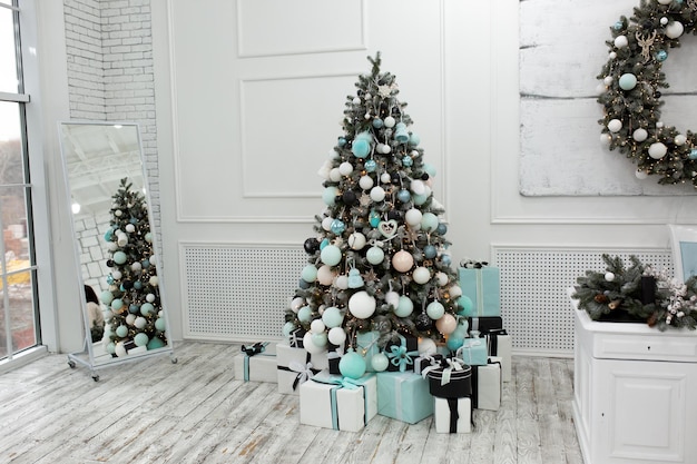 árbol de Navidad decorado con regalos. regalos bajo el árbol