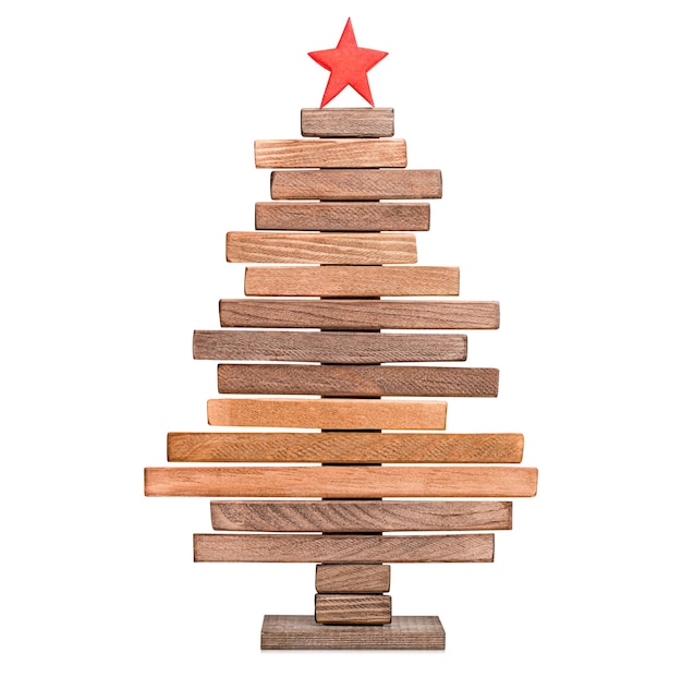 un árbol de Navidad decorativo hecho de madera sobre un fondo aislado blanco