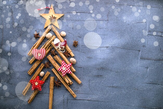 árbol de Navidad decorativo hecho de palitos de canela y especias para vino caliente