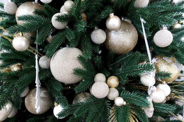 El árbol de Navidad está decorado con hermosas bolas.