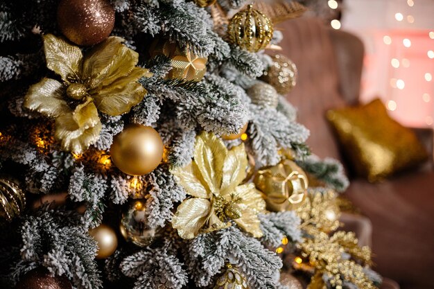 El árbol de Navidad está decorado con juguetes dorados para el nuevo año.