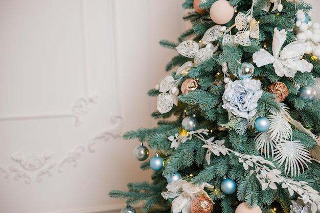 El árbol de Navidad está decorado para Navidad Casa bellamente decorada con blanco plateado y árbol de Navidad y regalos Un tiempo mágico Año Nuevo