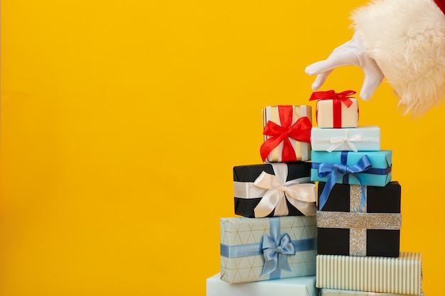 Un árbol de Navidad está decorado con regalos.