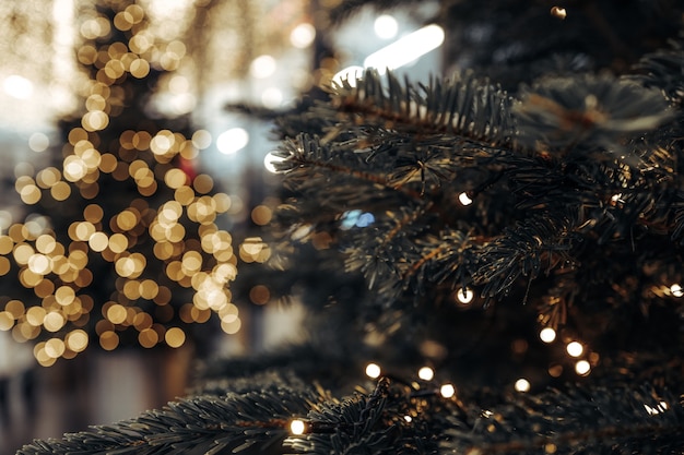 Árbol de navidad festivo decorado con juguetes de navidad bolas doradas celebración de vacaciones de invierno