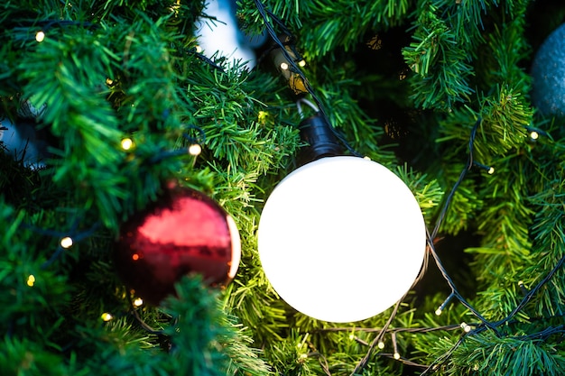 árbol de navidad con fondo de decoraciones.