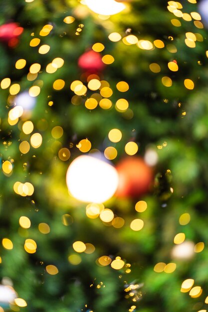 árbol de navidad con fondo de decoraciones.