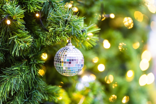 árbol de navidad con fondo de decoraciones.