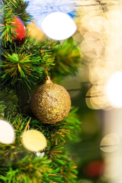 árbol de navidad con fondo de decoraciones.