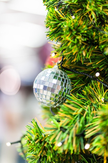 árbol de navidad con fondo de decoraciones.