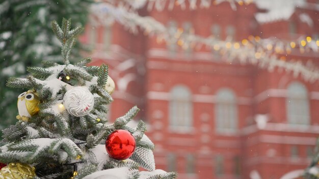 Foto Árbol de navidad en el fondo de la plaza roja en moscú