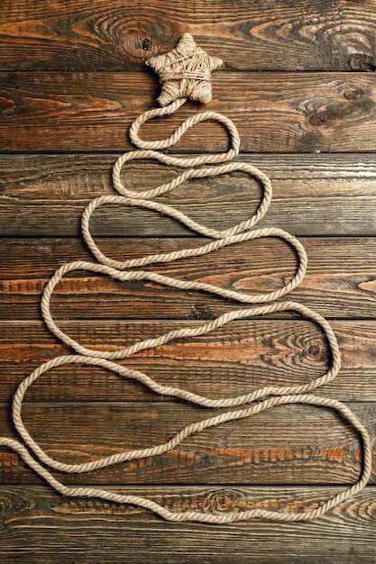Foto Árbol de navidad hecho de cuerda en madera