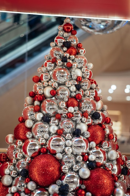 Árbol de Navidad hecho de decoración de adornos Concepto de año nuevo