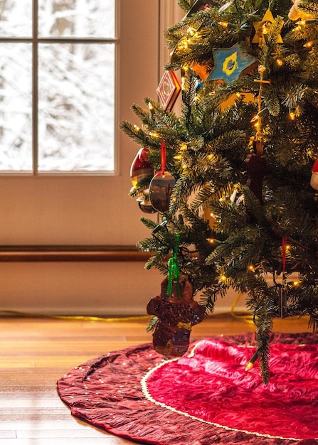 Foto Árbol de navidad iluminado en casa