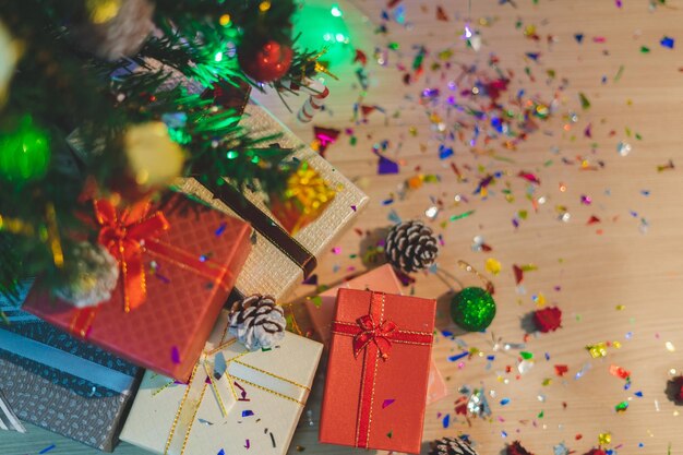 Foto Árbol de navidad iluminado y decoraciones.