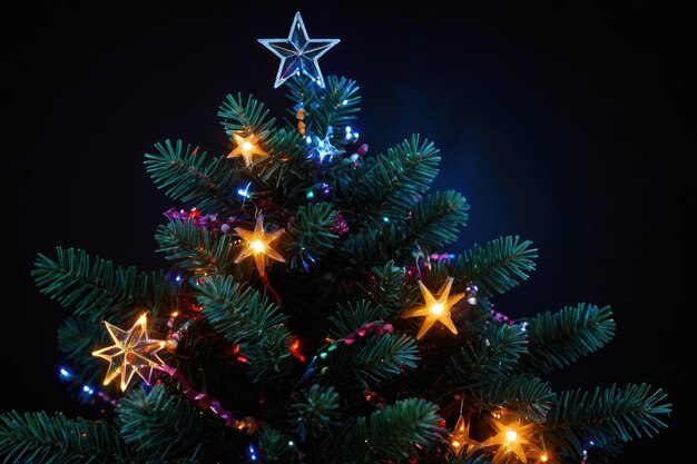 Foto Árbol de navidad iluminado con estrella en la parte superior
